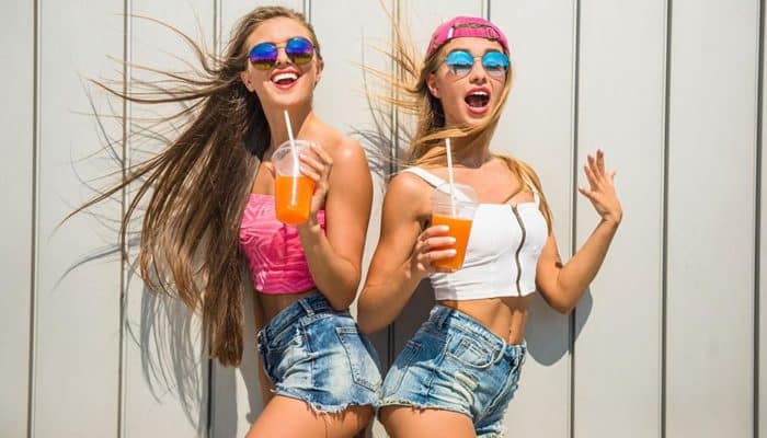 deux femmes contentes des bienfaits du mois sans alcool