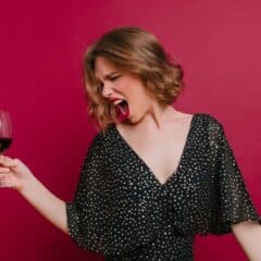femme qui est stressé et bois de l'alcool
