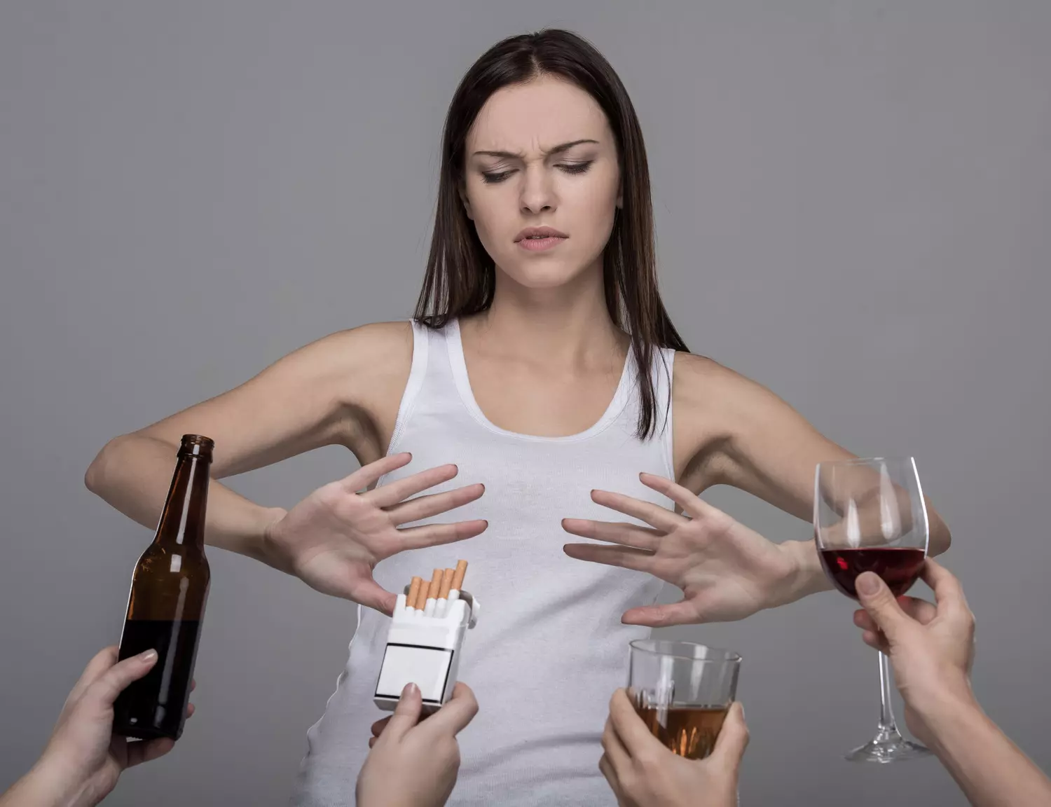 femme qui refuse de boire de l'alcool pendant le mois sans alcool alcoolodépendance