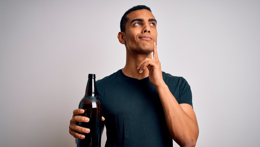 Homme qui hésite à boire pendant le mois sans alcool 2023
