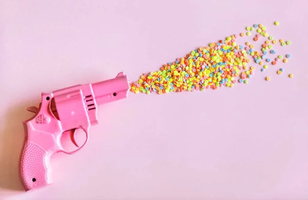 pistolet qui sorts des bonbons roses comme une envie e sucre pendant le mois sans alcool